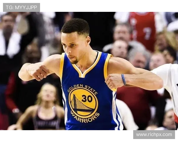 《篮球明星的成长轨迹与赛场辉煌人生揭秘》