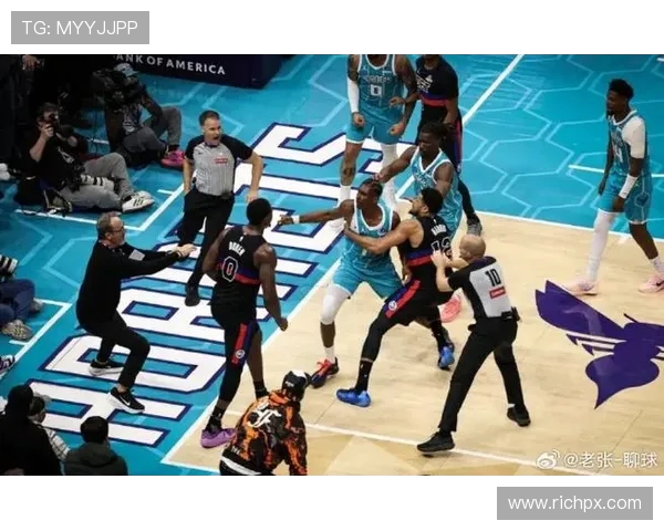 夏洛特黄蜂与洛杉矶湖人激战正酣球迷期待精彩对决与精彩瞬间